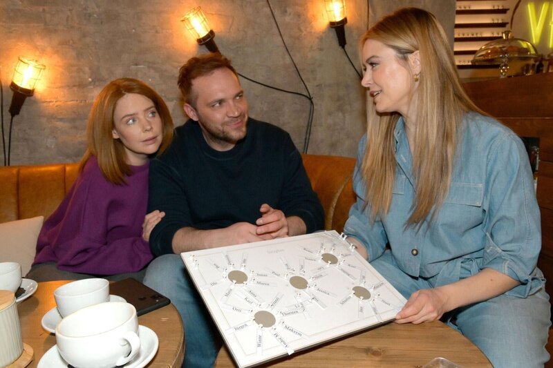 Bei Toni (Olivia Marei, l.) und Erik (Patrick Heinrich) steigt vor der Hochzeit die Nervosität. Rechts Jessica (Nina Ensmann) – Bild: RTL /​ Rolf Baumgartner