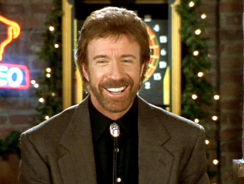 Walker (Chuck Norris), Alex, Trivette und C.D. machen ‚Bescherung‘ im Waisenhaus. Afu Wunsch der Kinde erzählt Walker ihnen einen spannende Weihnachtsgeschichte … – Bild: RT2; RTL II
