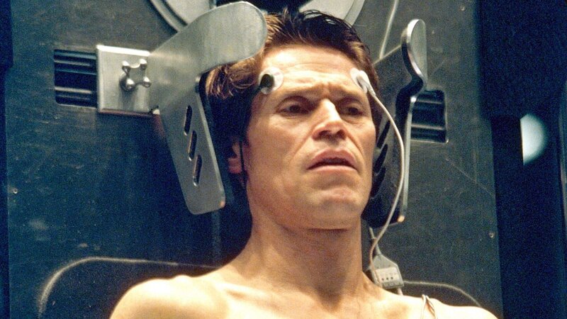 Gleichzeitig testet der Wissenschaftler Norman Osborne (Willem Dafoe) in einem Selbstversuch ein neues Serum, das die Kraft und die Fähigkeiten eines Menschen steigern soll. Das Serum wirkt, jedoch macht es Osborn zunehmend aggressiver und wahnsinniger … – Bild: RTLZWEI