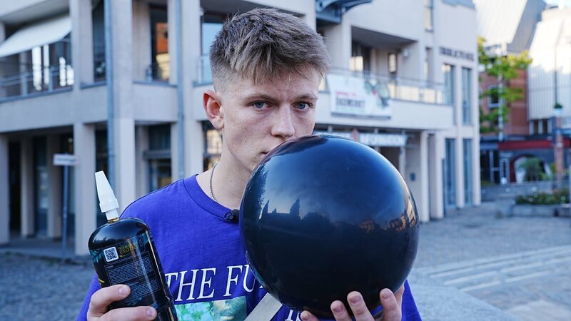 Mit einem Luftballon wird das Lachgas inhaliert. – Bild: ZDF