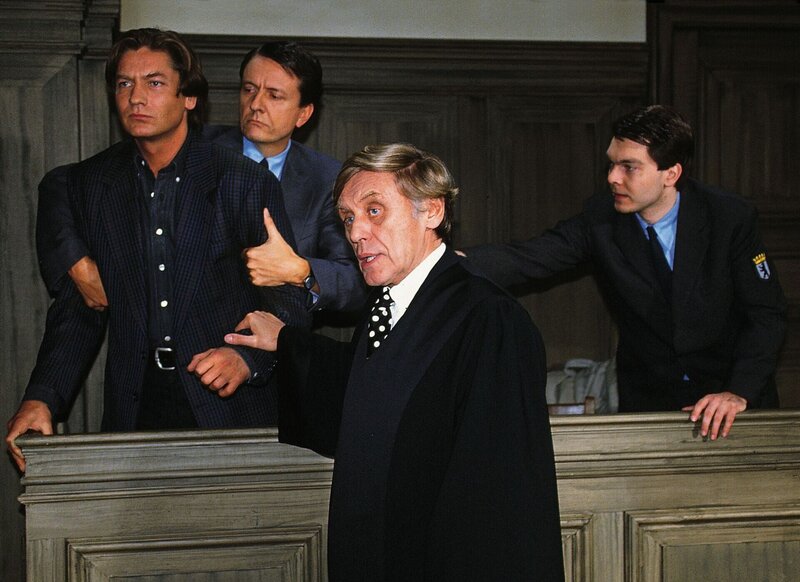 Die Gerichtsverhandlung des angeklagten Frank Neuhaus (Rainer Grenkowitz) läuft nicht ohne Zwischenfälle ab. Sein Anwalt Dr. Vogel (Horst Frank) versucht Ruhe in den Sitzungssaal zu bringen. – Bild: RTL