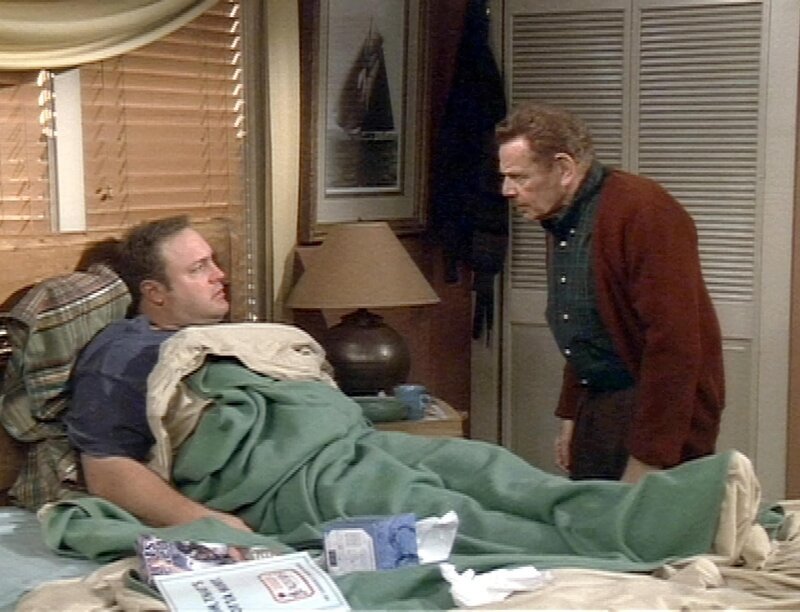 Arthur (Jerry Stiller, re) ist sauer auf Doug (Kevin James), weil er Carrie angelogen hat und jetzt auch noch Krank ist … – Bild: RTL II