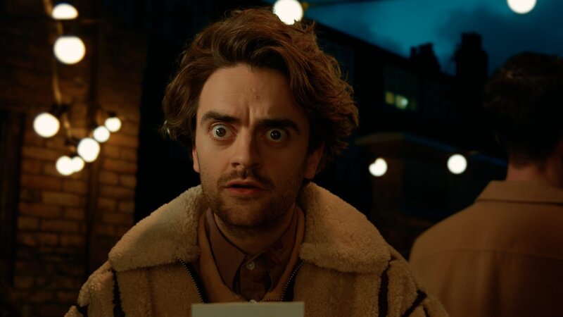 Jizzlord (Luke Rollason) ist von seinem alten Freund Chris irritiert, den er gerade auf Noras Bücherparty wieder getroffen hat. – Bild: Disney Enterprises, In /​ ZDF