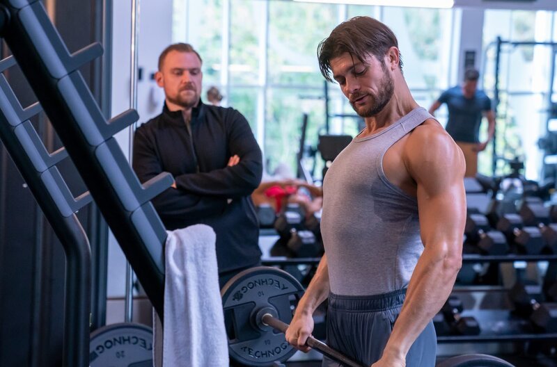 Parkettleger Patrick Westphal (Eugen Bauder, r.) strebt nach einem perfekten Körper, wobei er sich von seinem Cousin Marcel Reder (Florian Schmidtke, l.) coachen lässt. – Bild: ZDF