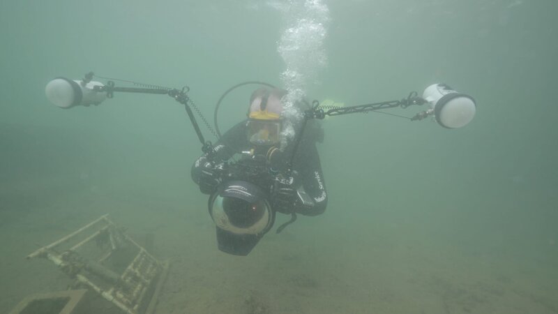 Oahu, HI – Pete Kelsey führt einen Unterwasserscan der PBY Catalina durch. – Bild: National Geographic