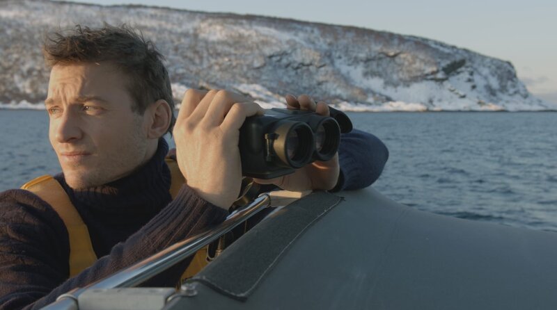 Der Biologe Andreas Heide studiert von seinem Segelboot aus das Jagdverhalten der Orcas. – Bild: ARTE/​ZED /​ Der Biologe Andreas Heide studiert von seinem Segelboot aus das Jagdverhalten der Orcas.