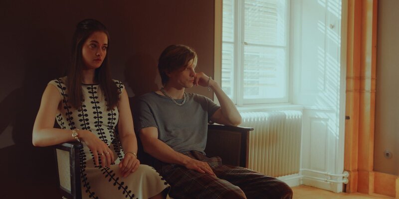 Ylva (Philine Schmölzer, l.) und Nicolas (Gustav Schmidt, r.) sind resigniert. In den Augen ihres Vaters haben sie alles falsch gemacht. – Bild: ZDF