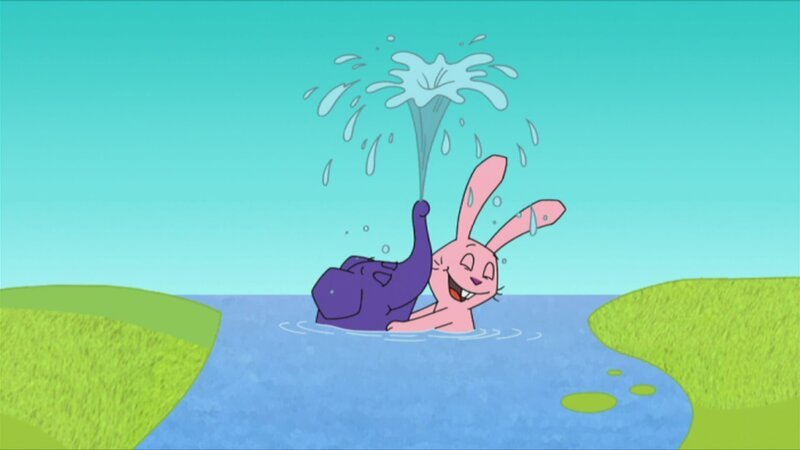 Maus und Elefant planschen im Wasser. – Bild: WDR