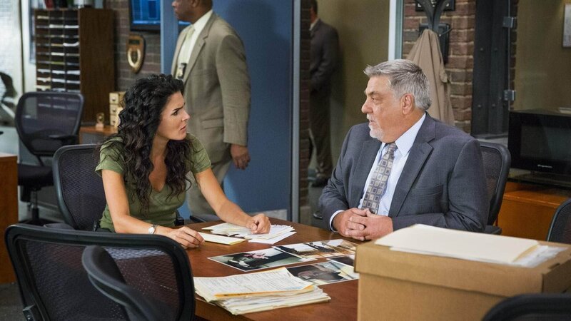Jane Rizzoli (Angie Harmon) ist von der Unschuld des Staatsanwalts überzeugt. Vince Korsak (Bruce McGill) hat bei einem Verhör einen interessanten Hinweis erhalten. – Bild: VOX /​ Warner Bros.