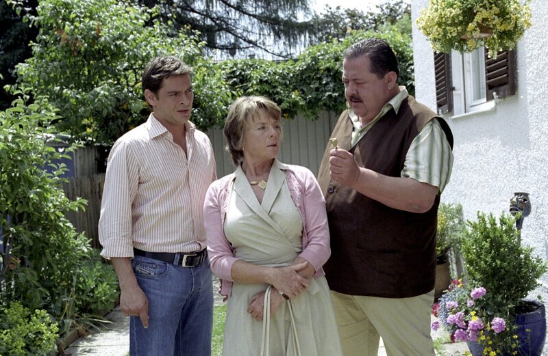 Mit dem gefundenen Nachschlüssel bringen die beiden Rosenheim-Cops Korbinian Hofer (Joseph Hannesschläger, re.) und Christian Lind (Tom Mikulla) die Haushälterin Betty Geiger (Kathi Leitner) in arge Erklärungsnot. – Bild: ORF/​ZDF/​Christian A. Rieger