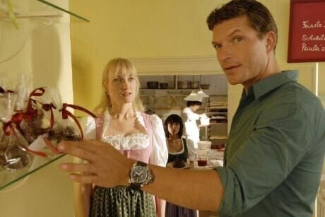 Paula (Eva Herzig) und Lukas (Hardy Krüger, jr.) beginnen zu ahnen, dass jemand versucht, die Konditorei zu sabotieren. – Bild: port.hu