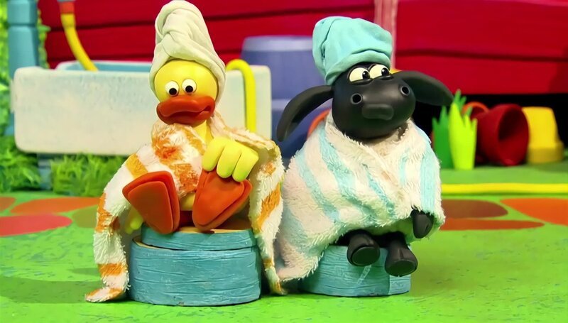 Timmy und seine Freunde spielen im Planschbecken, bis die Luft rausgeht. Was sie jetzt wohl machen? – Bild: WDR/​Die Sendung mit dem Elefanten