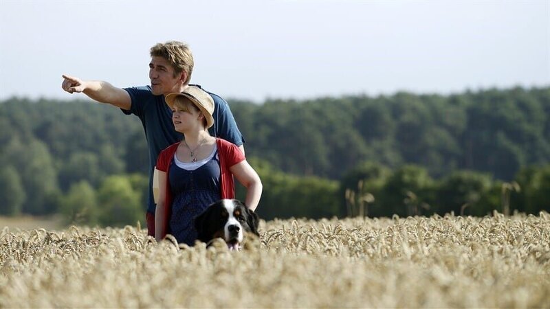 Fritz Fuchs (Guido Hammesfahr) und Cousine Charlie (Géraldine Raths) auf der Suche nach dem richtigen Korn für ihr selbst gebackenes Brot. – Bild: ZDF/​Antje Dittmann