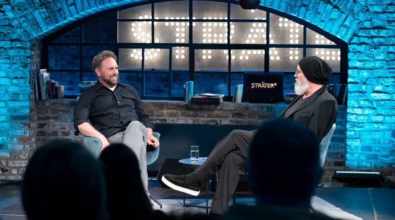 Steven Gätjen zu Gast bei Torsten Sträter. – Bild: WDR/​Melanie Grande