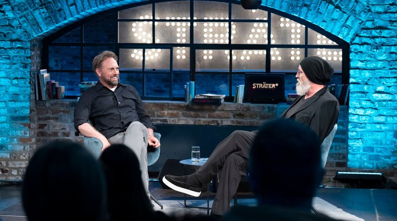 Steven Gätjen zu Gast bei Torsten Sträter. – Bild: WDR/​Melanie Grande