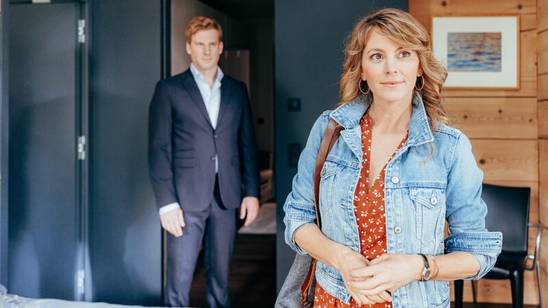 Katharina (Luise Bähr) ist nicht nur von der Wohnung begeistert, die ihr der Makler Lukas Schlosser (Felix Everding) zeigt. – Bild: ORF/​ZDF/​Sabine Finger