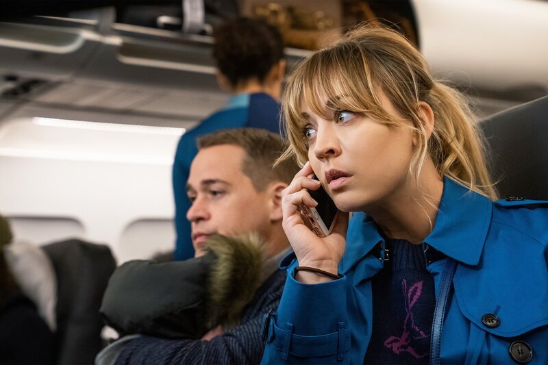 The Flight Attendant Staffel 2 Folge 6 T.R. Knight als Davey Bowden und Kaley Cuoco als Cassie Bowden – Bild: SRF/​Warner Bros.