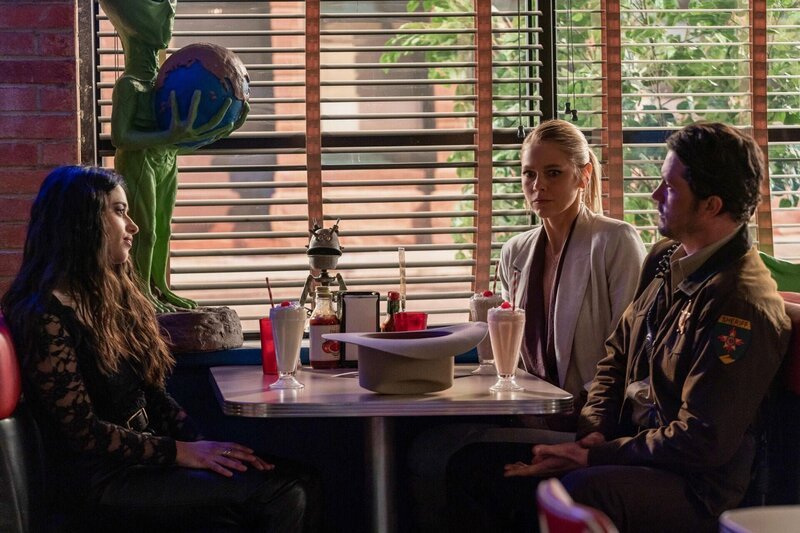 (v.l.n.r.) Liz Ortecho (Jeanine Mason); Isobel Evans (Lily Cowles); Max Evans (Nathan Dean) – Bild: The CW Network, LLC.