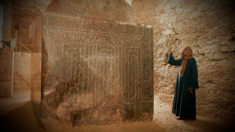 Ein Mann steht neben einer antiken Skulptur in Ägypten. – Bild: THE HISTORY CHANNEL /​ A+E Networks