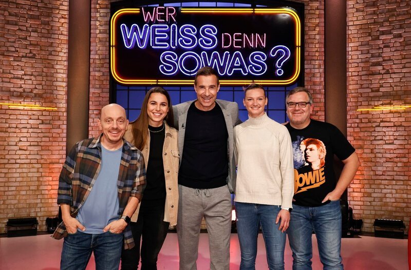 Moderator Kai Pflaume (M.) und seine Rateteam-Kapitäne Bernhard Hoëcker (l.) und Elton (r.) begrüßen in dieser Sendung die Fußballspielerin Lena Oberdorf (2.v.l.) und die Fußballspielerin Alexandra Popp (2.v.r.). – Bild: ARD/​Morris Mac Matzen