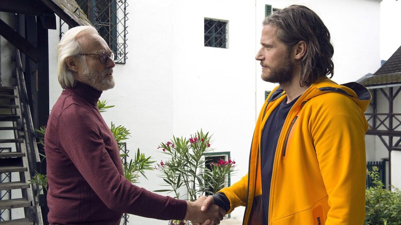 Markus Kofler (Sebastian Ströbel, r.) sucht den Historik-Experten Professor Hechtel (Siemen Rühaak, l.) auf, um mehr über die alte Münze zu erfahren. – Bild: ZDF und Thomas R. Schumann