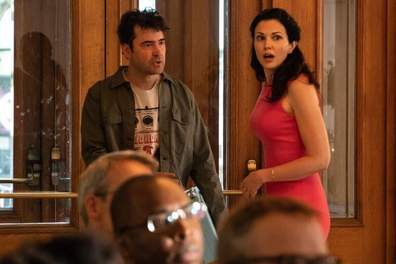 Sam Loudermilk (Ron Livingston, l.); Allison Montgomery (Laura Mennell, r.) – Bild: 2018 Farmersville Productions, Inc. All Rights Reserved. Lizenzbild frei