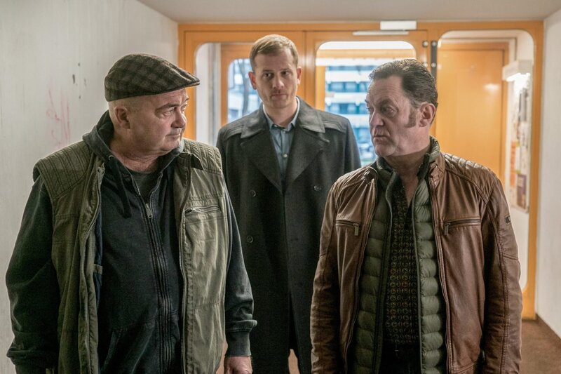 Im Studentenwohnheim: Hans Ofczarek (Florian Martens, l.), Maximilian Murnau (Christoph Schechinger, Mi.) und Paul Böhmer (Jürgen Tonkel, r.) gehen zum Tatort. – Bild: ORF/​ZDF/​Michael Marhoffer