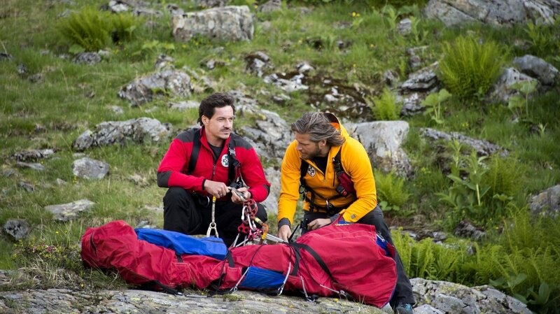 Die Bergretter Tobias Herbrechter (Markus Brandl, l.) und Markus Kofler (Sebastian Ströbel, r.) bergen eine vor Jahrzehnten am Berg verunglückte junge Frau. – Bild: ZDF