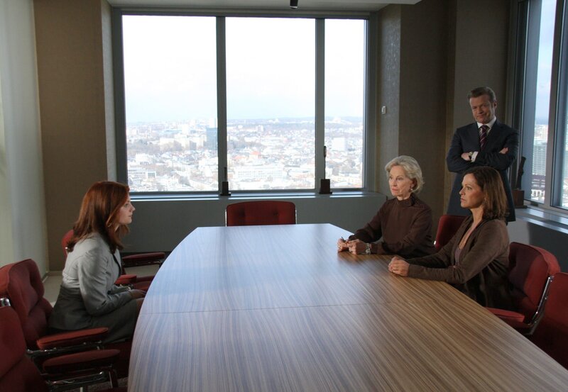 ARD GELD.MACHT.LIEBE, Folge 21, KURSEINBRUCH, Mona (Angela Roy, rechts), Lilo (Gerlinde Locker, 2.v.rechts) und Markus (Roland Koch) stellen Ariane (Anna Bertheau) zur Rede. – Bild: SWR