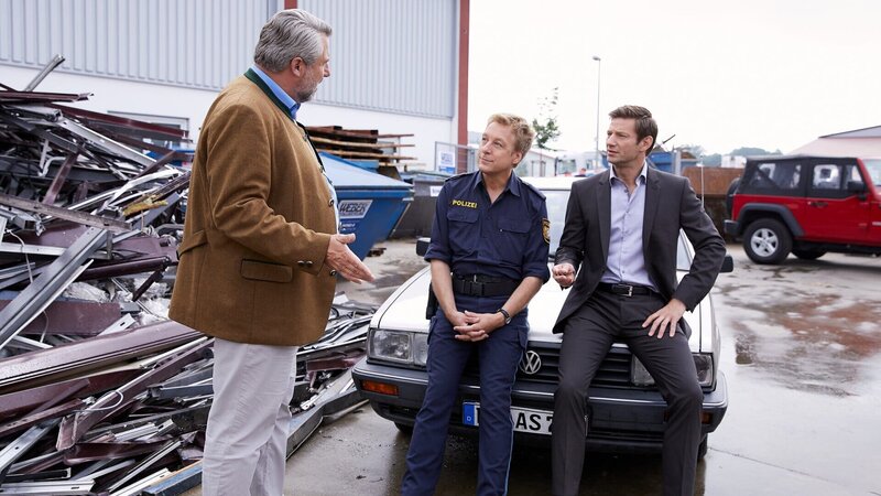 Die Kommissare Stadler (Dieter Fischer, l.) und Hansen (Igor Jeftic, r.) sprechen mit Polizist Mohr (Max Müller, M.) über den Tathergang. – Bild: ZDF und Bojan Ritan