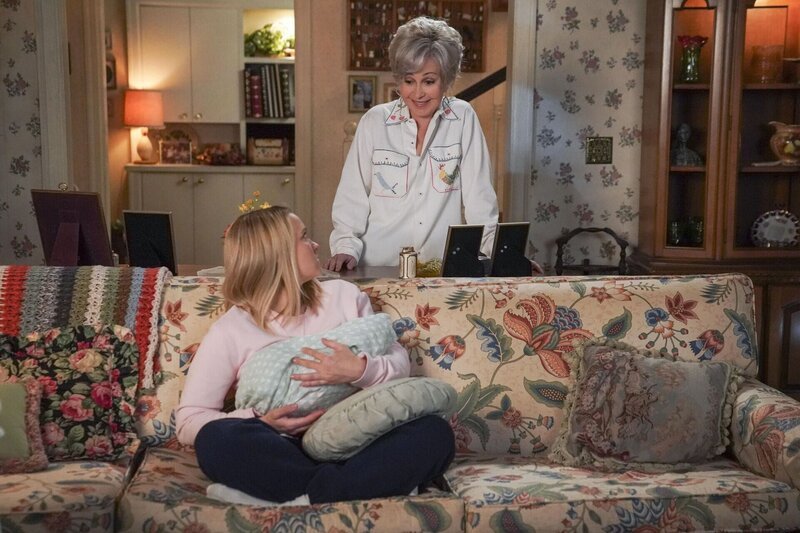 Mandy McAllister (Emily Osment, l.); Connie „Meemaw“ Tucker (Annie Potts, r.) – Bild: 2022 Warner Bros. Entertainment Inc. All Rights Reserved. /​ Sonja Flemming Lizenzbild frei