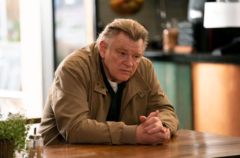 Scott (Brendan Gleeson) und Ellen bekommen unerwarteten Besuch bei ihrem wöchentlichen „Warm-up“ kurz vor ihrer Sitzung. – Bild: ARD Degeto/​2021 Sundance TV LLC & AMC Film Holdings LLC. All rights reserved.
