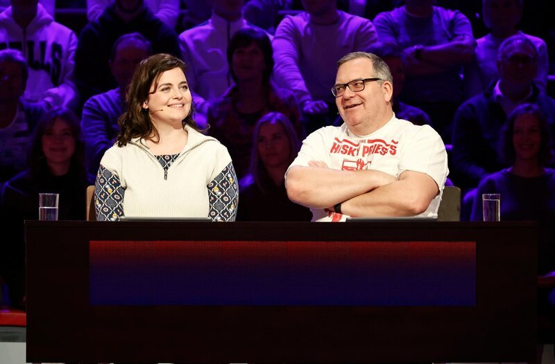 Ein starkes Team: Rateteam-Kapitän Elton (r.) und die Schauspielerin Ronja Forcher (l.). – Bild: ARD/​Morris Mac Matzen