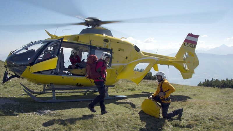 Einsatz für die Bergretter um Markus Kofler (Sebastian Ströbel, r.) und Tobias Herbrechter (Markus Brandl, M.). Rettungssanitäterin Katharina Strasser (Luise Bähr, l.) versorgt den in einer waghalsigen Rettungsaktion geborgenen Jonas Grebe. – Bild: ZDF und Thomas R. Schumann
