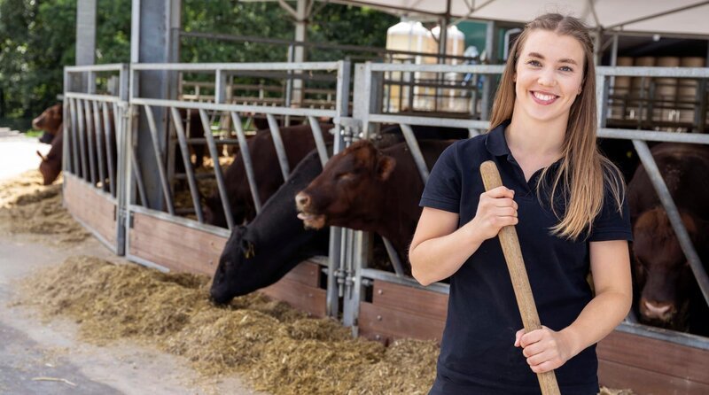 Zum Auftakt geht es nach Ostwestfalen-Lippe. Am Rand des Teutoburger Waldes, in Lage, setzt Leonie Froböse auf moderne Landwirtschaft. Voller frischer Ideen ist die 25-Jährige in die Landwirtschaft ihrer Eltern eingestiegen. – Bild: WDR/​Melanie Grande