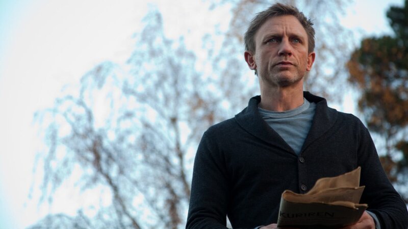 Investiv-Journalist Mikael Blomkvist (Daniel Craig) ist auf eine Insel im Norden Schwedens gereist, um das mysteriöse Verschwinden von Harriet Vanger aufzuklären, die vor über 40 Jahren spurlos verschwand. – Bild: ZDF und Baldur Bragason Investiv-Journalist Mikael Blomkvist (Daniel Craig) ist auf eine Insel im Norden Schwedens gereist, um das mysteriöse Verschwinden von Harriet Vanger aufzuklären, die vor über 40 Jahren spurlos verschwand. – Bild: ZDF und Baldur Bragason