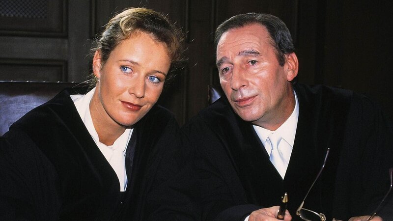 In der Verhandlung schafft es Oberstaatsanwalt Gerhard Lotze (Henry van Lyck), anhand einer Spur auf einem Einsatzvideo, die Täterschaft des V-Mannes Fresius zu beweisen (li. Britta Schmeling). – Bild: MG RTL D