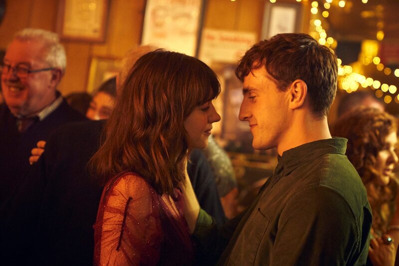 Glücklich vereint tanzen Marianne (Daisy Edgar-Jones) und Connell (Paul Mescal) inmitten vieler Leute. Dabei haben sie nur Augen für einander. – Bild: ZDF