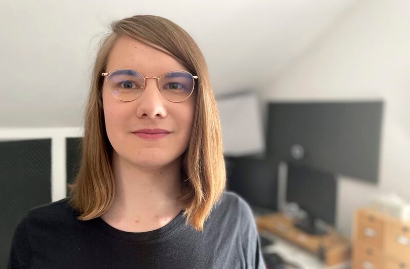 „Queer“. Der Begriff ist jung, die Geschichte viel älter: von der Verfolgung Homosexueller, bis hin zur Ehe für alle oder dem dritten Geschlecht. Wer oder was ist überhaupt „queer“? Wer gehört dazu, wer wird ausgeschlossen? Wer kämpft mit wem? Wer streitet sich? Worüber? Wohin geht die Reise? Das will diese 4-teilige Serie herausfinden. – Bild: HR