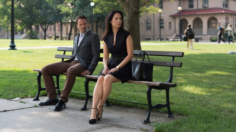 Holmes (Jonny Lee Miller) und Watson (Lucy Liu) untersuchen den Mord an einer Technikerin in einem Fruchtbarkeitsforschungslabor. – Bild: 2015 CBS Broadcasting Inc.