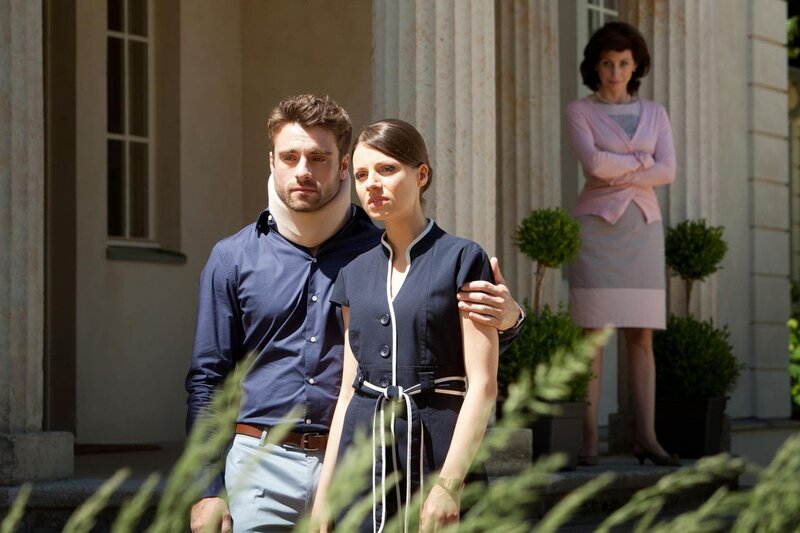 Hat Imre (Florian Jahr) jetzt tatsächlich Eva (Julia Hartmann, M.) für sich gewonnen? Kann Evas Mutter Cecilia (Marijam Agischewa) ihren Willen durchsetzen? – Bild: RTL Passion