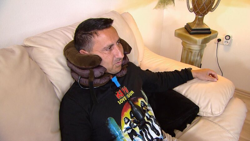 Roland testet das „Neck Magic Air Cushion“. – Bild: RTL