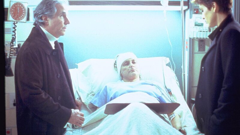 Von links: Edwin Todd (Henry Winkler), Jessica Blaine-Todd (Mary Beth Hurt) und Detective Olivia Benson (Mariska Hargitay). Die Verwendung des sendungsbezogenen Materials ist nur mit dem Hinweis und Verlinkung auf RTL+ gestattet. – Bild: RTL /​ NBC /​ MP