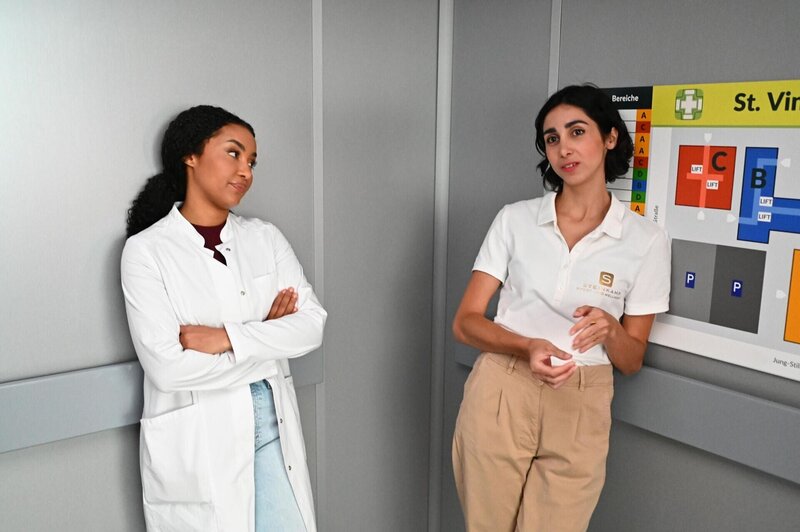 Leyla (Suri Abbassi, r.) hofft, sich hinsichtlich Johannes vielleicht unnötig Sorgen gemacht zu haben. Links Imani (Féréba Koné) – Bild: RTL /​ Julia Feldhagen
