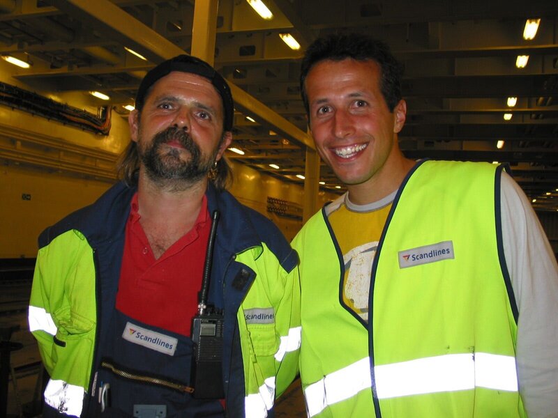 Willi mit Einweiser Bernd auf dem Fährschiff Mecklenburg-Vorpommern, das auf der Ostsee von Rostock nach Trelleborg in Schweden fährt und ganze Züge mit an Bord nimmt. – Bild: BR/​megaherz