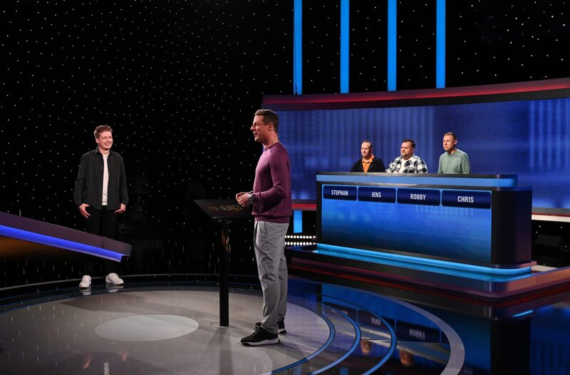 Moderator Alexander Bommes (M.) mit den Kandidaten: MDR-Jump-Moderator Chris Löwe (l.), Stephan Lehmann (3.v.r.), NDR2-Moderator Jens Mahrhold (2.v.r.) und Robby Zscheile (r.). – Bild: ARD/​Uwe Ernst