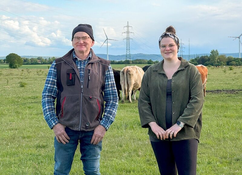 Angelika Unger und Anton Unger halten auf ihrem Hof Rinder und Hühner, die auf einem riesigen Areal frei herumwandern dürfen. – Bild: ORF/​Satel Film/​Caroline Hofmann