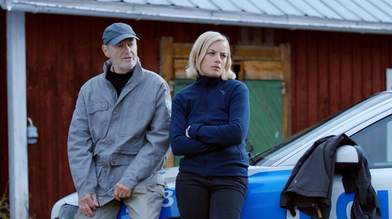 Auf ihren väterlichen Freund Sivving (Lars Lind) kann sich Rebecka (Ida Engvoll) verlassen. – Bild: ARD Degeto/​Yellow Bird