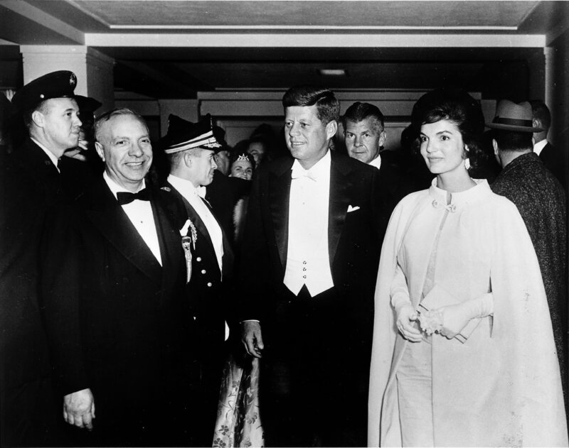 John Fitzgerald Kennedy (m), Jacqueline Kennedy (r) – Bild: CC0 Public Domain