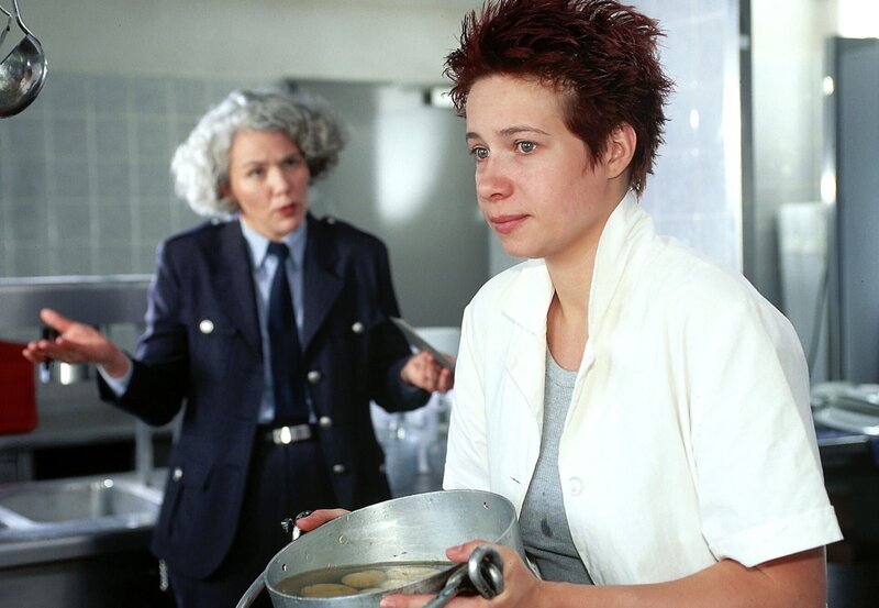 Die Justizbeamtin Schnoor (Uta Prelle, li.) bemerkt, dass Conny (Kristin Lenhardt) starke Schmerzen hat und empfiehlt ihr, zu Dr. Stein zu gehen. – Bild: RTL Passion